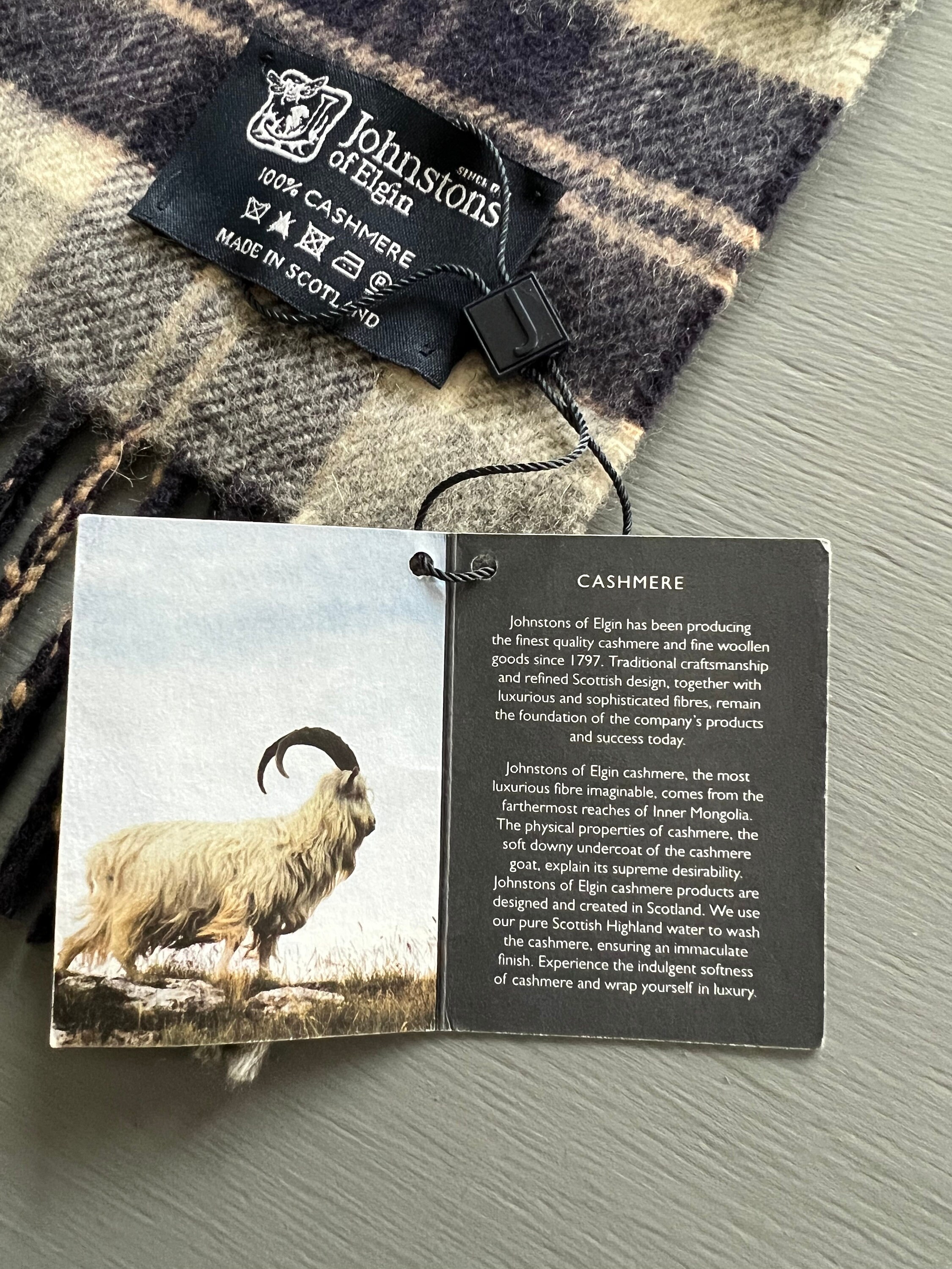 Johnstons of Elgin 190cm×70cm NWT Johnstons of Elgin 100% Cashmere Silver Bannockbane Made