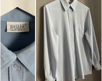 VTGH Horst Basler Bluse Baby Blau Polyester Gesticktes Monogramm Damen Hemd Kragen Button Up Lange Ärmel Seitenschlitz Top Retro Vibe Sz M