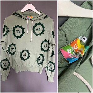 Sudadera con capucha Big Bud Made in Los Angeles, color verde menta con estampado de sol, estilo retro, manga larga, con bolsillos de parche. Ideal para regalar.