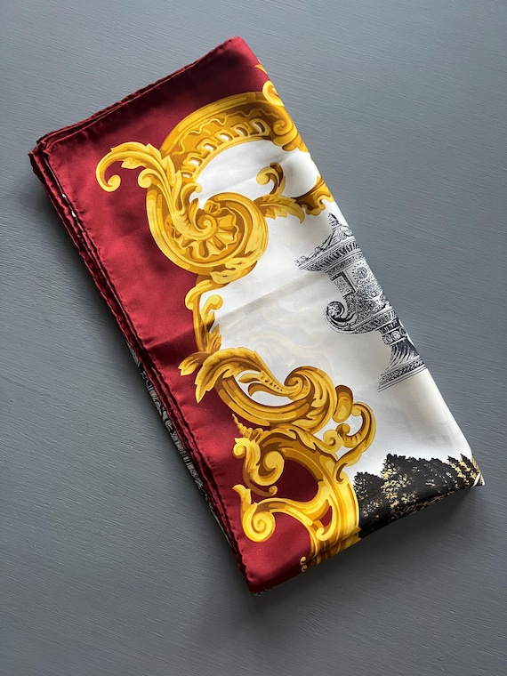 Foulard En Soie Gianfranco Ferré Vintage - Motif Rouge Et Noir, 66x68 Cm, Occasion De Qualité