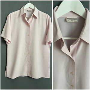 Vintage Sommermann Made in Germany Blouse Pale Pink Polyester Textured Fabric Women’s Shirt Collared Short Sleeve Side Slits Retro Vibe Sz L