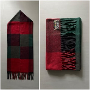 Puede incluir: Un juego de tres tazas de cerámica con un acabado mate moteado. Las tazas son de color crema, gris claro y gris oscuro. Cada taza tiene un diseño simple y minimalista, ideal para café o té.