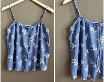 VTG H&M linnen tanktop bloemenprint babyblauw witte damestop verstelbare spaghettibandjes strikbandje ontspannen hemdje zomerresort XS-S