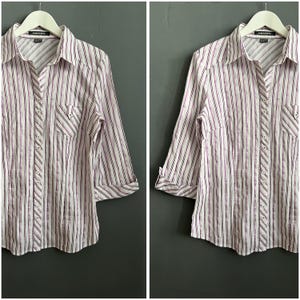 Vtg söt glänsande randig blus lila vit bomullsskjorta dam delad halsringning krage 3/4 ärm knäppt en lapp bröstficka sekretär L