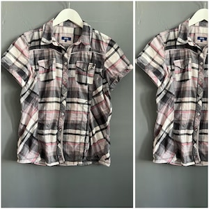 Blusa vintage Cecil Sweet xadrez preta, rosa e branca, feminina, com decote em V, botões, manga curta, gola e bolsos aplicados no peito. Tamanho P.