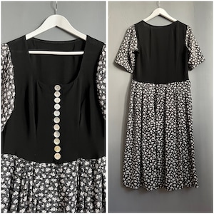 Abito vintage Trachten austriaco, abito scamiciato Dirndl tedesco, abito estivo a maniche corte con bottoni, abito con stampa di fiori contadini in bianco e nero, L