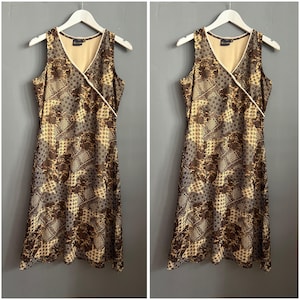 Vtg Y2K 2000’s Biaggini Sweet Crocket Eyelet MIDI Dress Brown Beige White Polyester Faux Wrap V-Neck Sleeveless Summer Resort Retro Vibe L