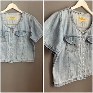 Vtg Jeansblus Blå Mellantvättad Bomull Damblus Beskuren Kortärmad Rund Halsringning Patch Bröstfickor Tryckknappar Topp Casual Utility Retro L