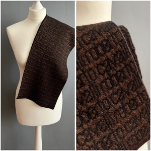 Vintage Roberto Cavalli Gestrickter All Over Logo Print Schal, Braun Schwarz und Bronze Wolle Unisex Muffler Schal, Luxus High End Designer Schal