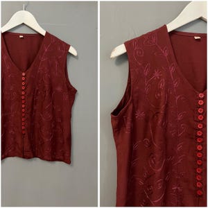 Vtg Sweet Embroidered Top Burgundy Viscose Ladies Shirt V-Neck Sleeveless Many Buttoned Blouse Light Summer Ethnic Grandma Retro Vibe Sz M