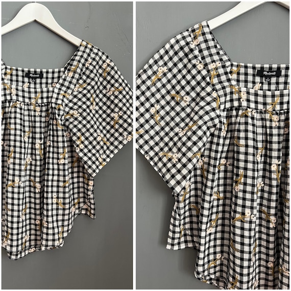 トップス BELPER GINGHAM BLOUSE (Black) Casual Gingham Print Round Neck Top Short Sleeve Black and