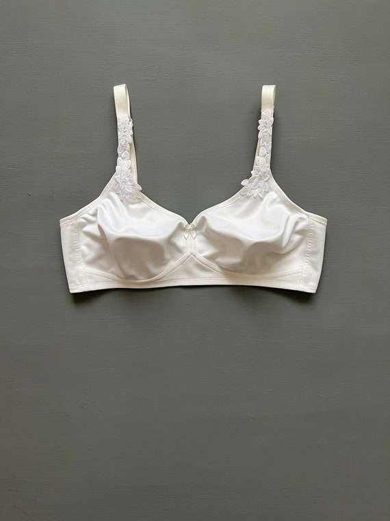 How to fit your Marilyn Monroe inspired bullet bra correctly