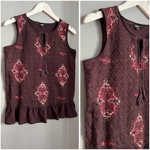 Vtg Next Broderad Topp Vinröd Vit Bomull Damt-T-shirt Slitsad Hals Ärmlös Volangkant Knuten T-shirt Fram Sommar Andningsbar Retro S