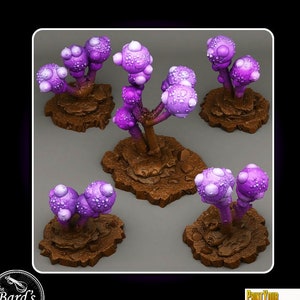 Peut inclure: Cinq plantes miniatures en forme de champignons, de couleur violette et blanche, sur des socles bruns. Les plantes sont disposées sur une surface grise. Le texte "Paint Your Monsters" est visible dans le coin inférieur droit de l'image.