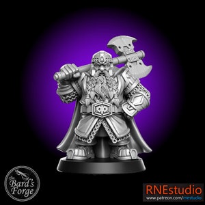 Peut inclure: Une figurine miniature d'un guerrier nain portant une armure de chainmail et un casque. Il tient une grande hache sur son épaule et a une longue barbe tressée. La figurine est peinte en argent et repose sur une base noire.