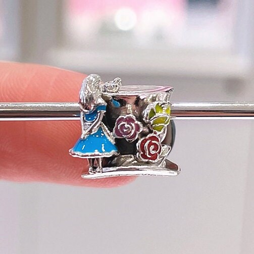 2021-wdw-uptown-jewelers-alice-in-wonderland-pandora-charms-cheshire-cat-mad-hatter-hat  
