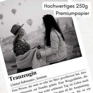 May include: Black and white photo of two women standing close together. The woman on the left is wearing a hat and a floral dress. The woman on the right is wearing a jacket. The text "Trauzeugin [Anna] Substantiv, feminin Eine Person, die man so sehr ins Herz geschlossen hat, dass ittlerweile zur Familie geh&ouml;rt. Eine Weggef&auml;hrtin, die den wohl sch&ouml;nsten Tag im Leben noch der man all die Anspannung, Sie ist ein" is at the bottom of the photo.