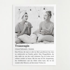 May include: Black and white photo of two friends wearing face masks and holding mugs. The text "Trauzeugin [Anna] Substantiv, feminin Eine Person, die man so sehr ins Herz geschlossen hat, dass sie mittlerweile zur Familie geh&ouml;rt. Eine Weggef&auml;hrtin, die alles daf&uuml;r tut, um den wohl sch&ouml;nsten Tag im Leben noch sch&ouml;ner werden zu lassen. Mit der man all die Anspannung, das Gef&uuml;hlschaos und das Gl&uuml;ck teilen kann. Sie ist ein wundervoller Mensch, auf den immer Verlass ist." is printed below the photo.