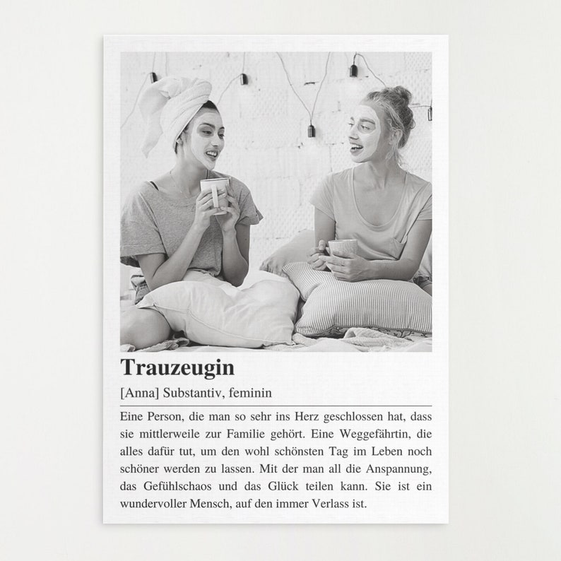 May include: Black and white photo of two friends wearing face masks and holding mugs. The text "Trauzeugin [Anna] Substantiv, feminin Eine Person, die man so sehr ins Herz geschlossen hat, dass sie mittlerweile zur Familie geh&ouml;rt. Eine Weggef&auml;hrtin, die alles daf&uuml;r tut, um den wohl sch&ouml;nsten Tag im Leben noch sch&ouml;ner werden zu lassen. Mit der man all die Anspannung, das Gef&uuml;hlschaos und das Gl&uuml;ck teilen kann. Sie ist ein wundervoller Mensch, auf den immer Verlass ist." is printed below the photo.