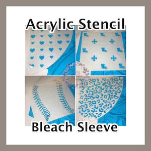 Op de afbeelding: Vier witte acrylstencils met blauwe ontwerpen. De stencils zijn bedoeld voor het bleken van stoffen. De ontwerpen omvatten harten, fleur-de-lis, luipaardprint en een honkbalnaad.
