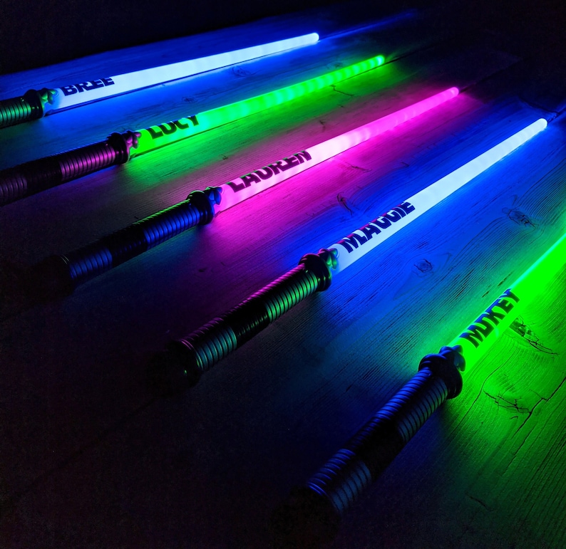 Peut inclure: Cinq &eacute;p&eacute;es de jouet lumineuses color&eacute;es avec des noms &eacute;crits dessus : Bree, Lucy, Lauren, Maddie et Mikey.