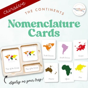 Op de afbeelding: Een set kleurrijke continentkaartjes voor een Montessori-leeractiviteit. De kaartjes zijn gerangschikt op een houten dienblad met de woorden "Wereldkaart" gedrukt op twee van de kaartjes. De tekst "Nomenclatuurkaarten" is in een groot lettertype bovenaan de afbeelding gedrukt.