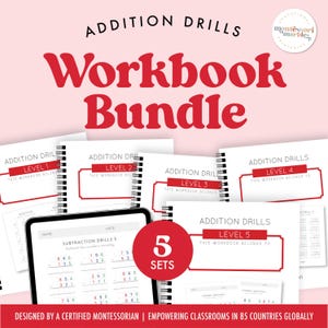Può includere: Un set di cinque quaderni di esercizi di addizione per bambini. I quaderni sono rilegati a spirale e hanno un bordo rosso attorno al titolo. Il titolo di ogni quaderno è "Addition Drills" e il numero di livello. I quaderni sono progettati da un insegnante Montessori certificato e potenziano le aule in 85 paesi in tutto il mondo.