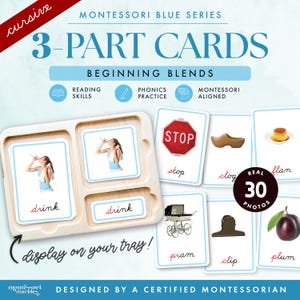 Pode incluir: Um conjunto de cartões Montessori da série azul de 3 partes para combinações iniciais com texto em cursivo. O conjunto inclui uma bandeja de madeira clara e vários cartões exibindo fotos reais de objetos como sinal de stop, tamanco, pudim, carrinho, clipe e ameixa.