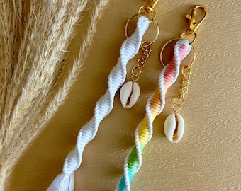 Porte-clé en macramé teint à la main coloris ARC-EN-CIEL
