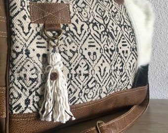 Bijou de sac en macramé avec son coquillage coloré