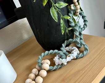 Chaîne décorative en macramé, perles en bois vieilli et pierres naturelles d’Amazonite