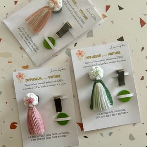 Peut inclure: Diffuseurs de parfum pour voiture avec des pompons roses, verts et blancs. Chaque diffuseur comprend un clip et un tampon en feutre. L'emballage pr&eacute;sente du texte et des citations en fran&ccedil;ais.