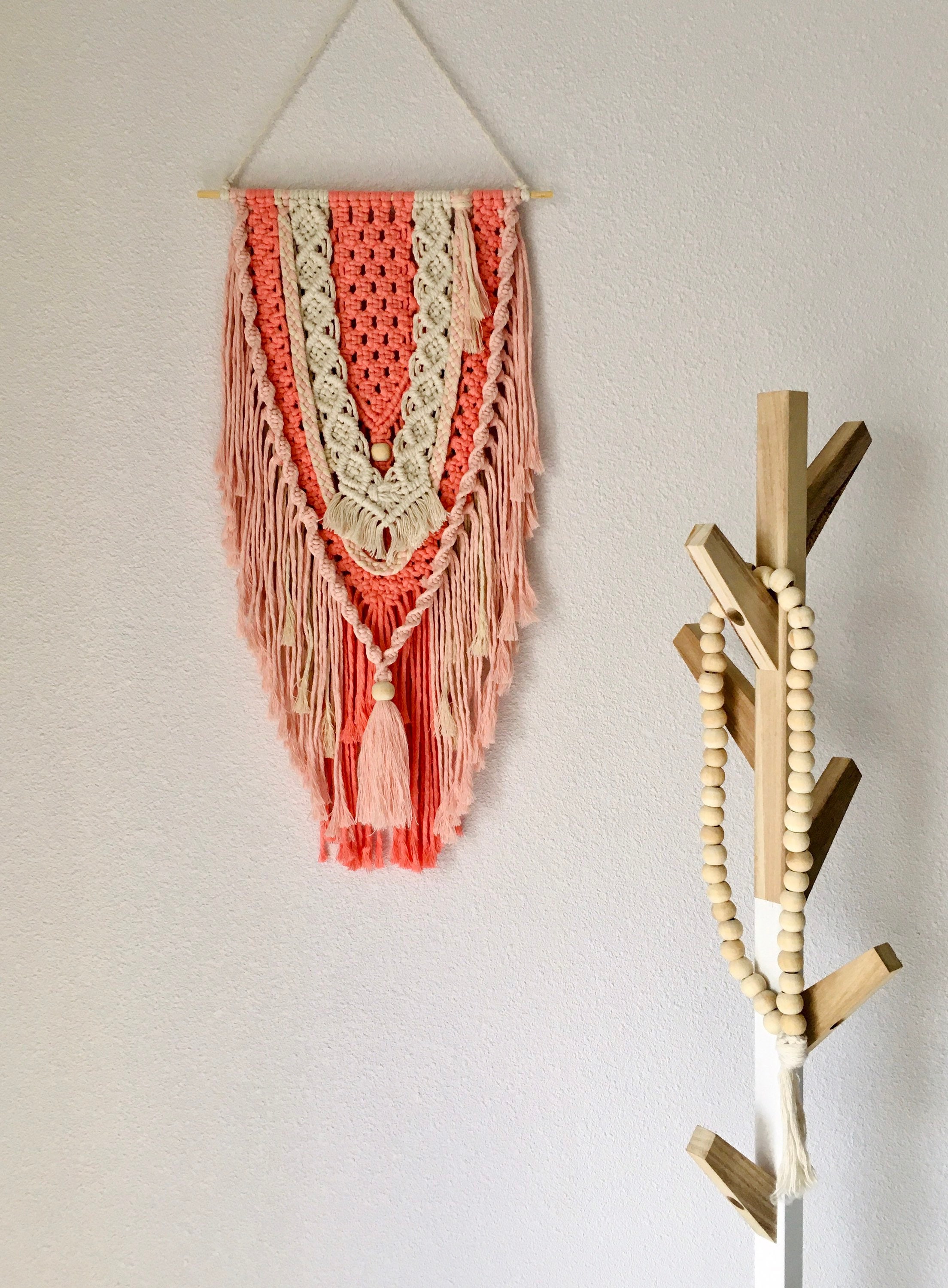 Décoration Murale en Macramé Coton Naturel Couleur Roses sur Bois. Grande Tenture à Suspendre Au Mur