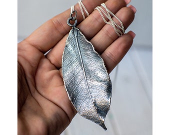 Colgante de hoja de cerezo en plata electroformada: joyería de cobre con pátina