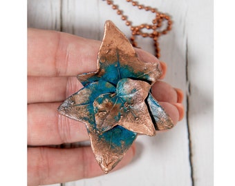 Collar con colgante de hoja de hiedra de cobre con pátina turquesa