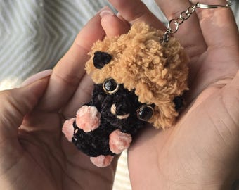 Colgante para bolso de corderito negro, llavero de ganchillo hecho a mano, murciélago negro amigurumi adorable, accesorio para bolso kawaii, colgante de peluche para bolso