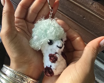 Colgante para bolso de corderito blanco, llavero de ganchillo hecho a mano, murciélago negro amigurumi adorable, accesorio para bolso kawaii, colgante de peluche para bolso