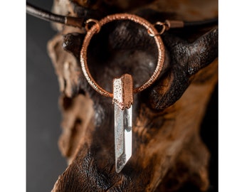 Collar con colgante de cuarzo de cobre electroformado: joyería vintage con pátina