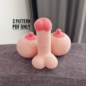 Puede incluir: Tres objetos de ganchillo en tonos rosas, que se asemejan a formas anatómicas. La pieza central es alargada, flanqueada por dos formas más redondas. El texto "2 PATTERN PDF ONLY" es visible en la imagen.