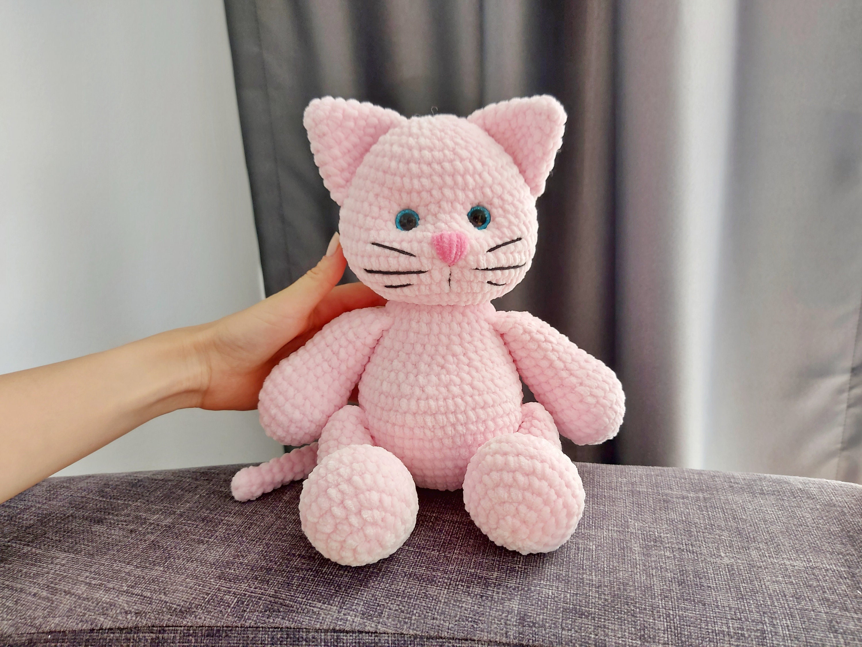 かぎ針編みのピンクの猫人形 - 編みぐるみ子猫ぬいぐるみ、手作りの猫