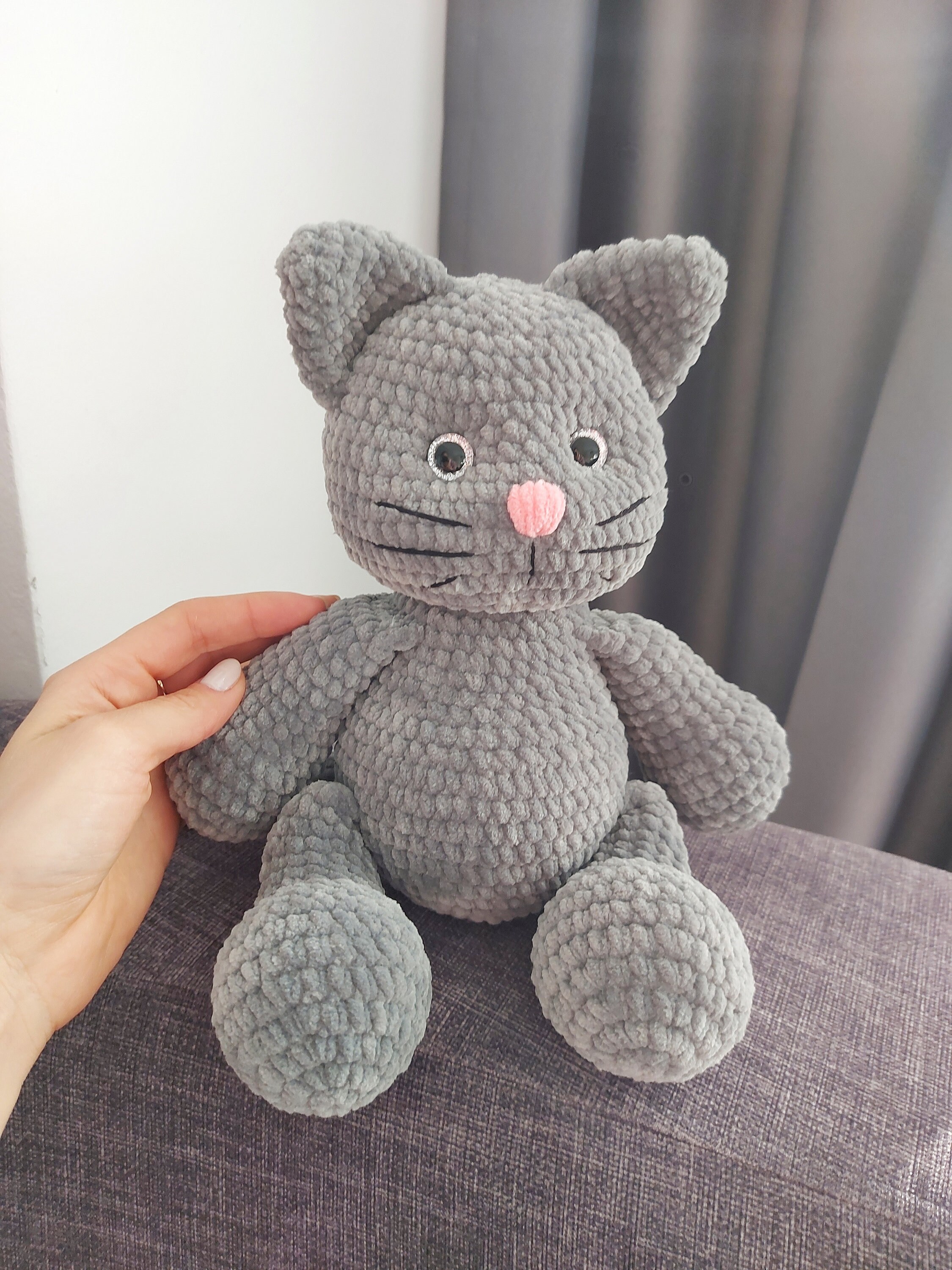 かぎ針編みのピンクの猫の人形、チェシャ猫、猫のあみぐるみの