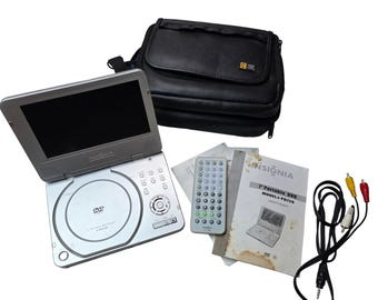 Reproductor de DVD portátil Insignia I-PD720 de 7 pulgadas, color plata, con estuche y control remoto B3
