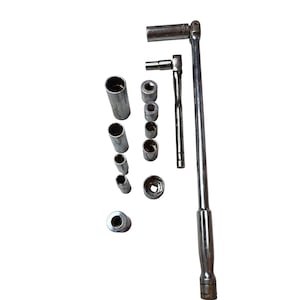 Könnte beinhalten: Eine Sammlung von silberfarbenen Steckschlüsseln und -einsätzen in verschiedenen Größen, angeordnet auf weißem Hintergrund. Das Set umfasst einen langen Ratschenschlüssel, einen kurzen Ratschenschlüssel und mehrere Steckschlüssel.