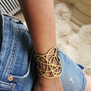 Women's laser cut Leather Bracelet with graceful intertwined lines, ajustable, elegant easy to use magnetic clasp 11 or pâle