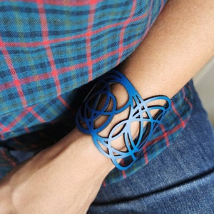 Women's laser cut Leather Bracelet with graceful intertwined lines, ajustable, elegant easy to use magnetic clasp 4 bleu électrique