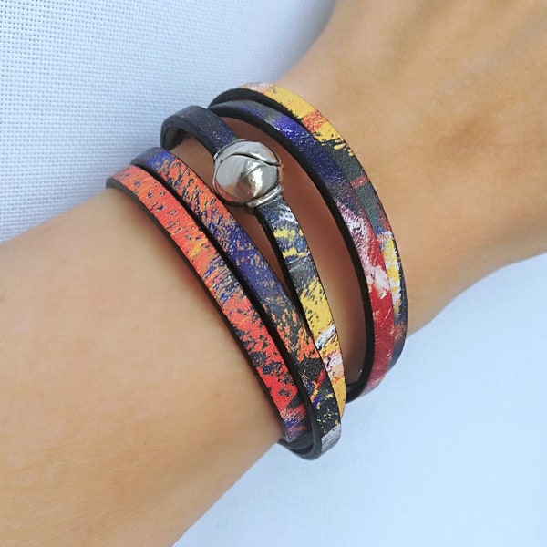 Bracelet cuir 5 tours motif peinture abstraite ABSTRACTION tons de violet, rouge, orangé, jaune et blanc Fermoir boule aimanté plaqué argent