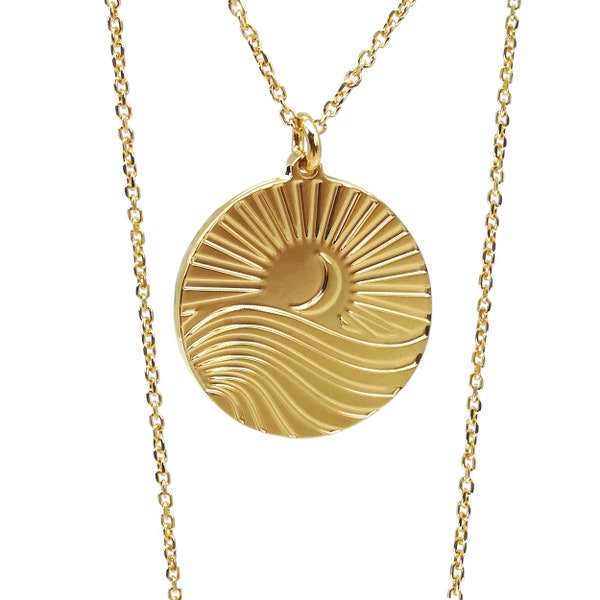 Médaille vague, mer et soleil, lune BIARRITZ en collier ou sautoir, dorée à l'or fin 24 carats ou plaqué argent avec chaîne avec argent 925