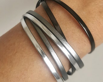 Bracelet en cuir multiliens double tour avec fermoir aimanté VIRAVOLTA 3 liens de cuir plat en 3 tons argent métallisé.