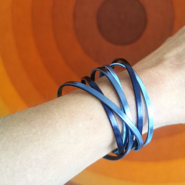 Bracelet en cuir double tour multirangs  pour femme fermoir aimanté VIRAVOLTA, trois nuances de cuir plat bleu métallisé