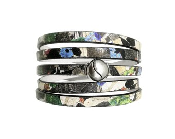 Bracelet en cuir 5 tours motifs pierres brutes PIETRA , tons de gris , bleu , beige et vert Fermoir boule aimanté plaqué argent